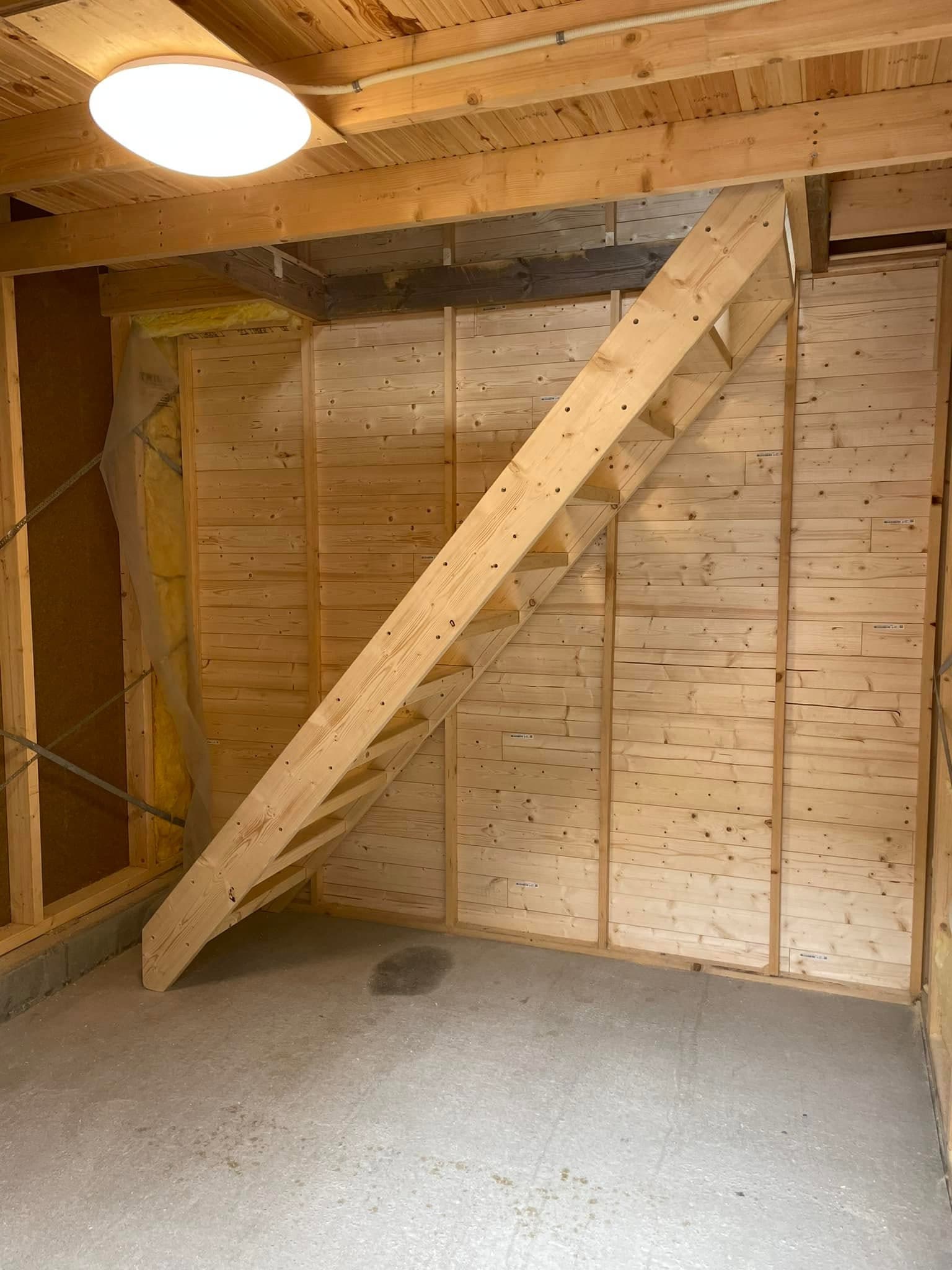 Moderne enebolig med sort panel og stort gavlvindu